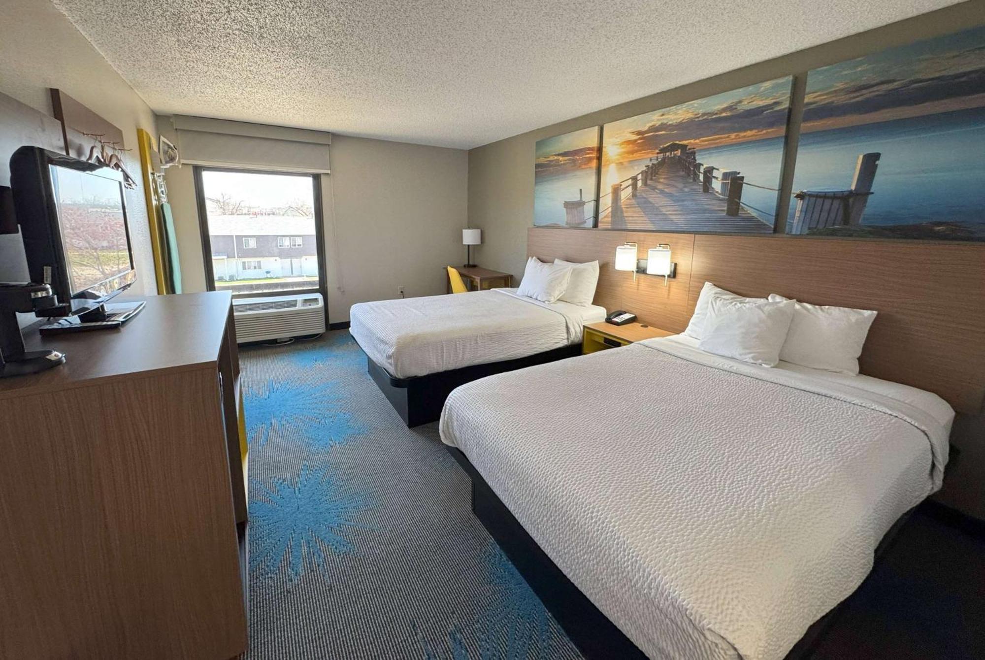 Days Inn & Suites By Wyndham Cedar Rapids Exterior foto
