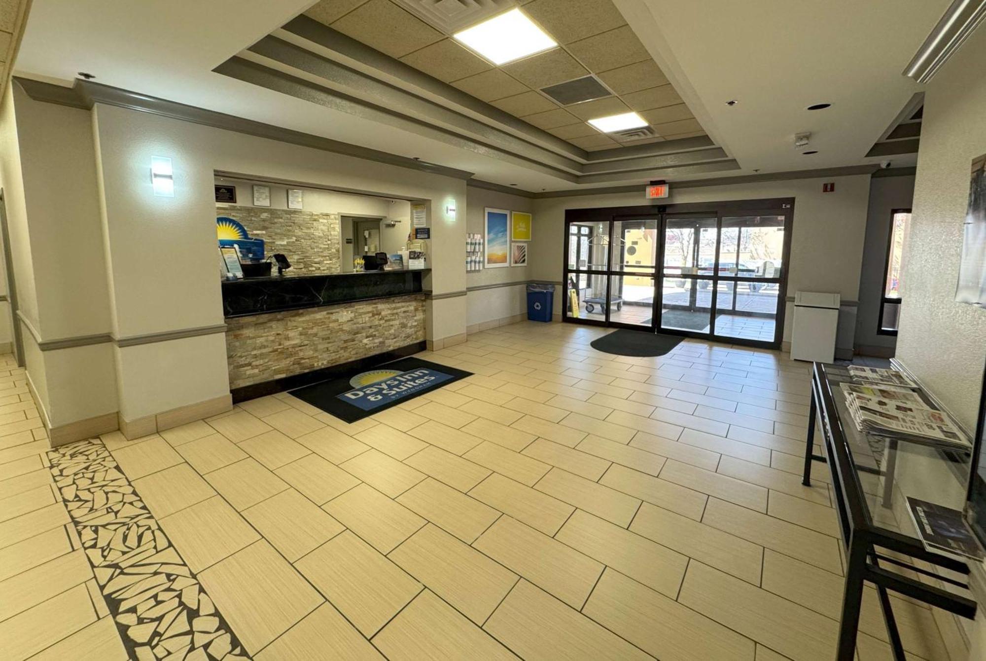 Days Inn & Suites By Wyndham Cedar Rapids Exterior foto